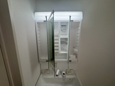 【独立洗面台】 | 与那原町与那原（全9棟）A号棟 | A号棟　三面鏡付き洗髪洗面化粧台♪