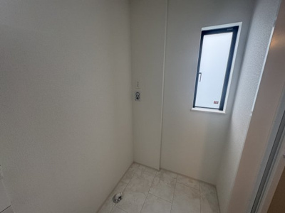 【ランドリースペース】 | 与那原町与那原（全9棟）A号棟 | A号棟　洗濯機置き場♪