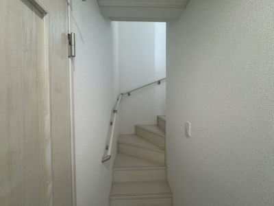 【内装】 | 与那原町与那原（全9棟）A号棟 | A号棟　手すり付き階段♪