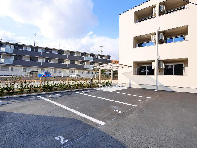 ジーメゾンあやめ池エルシアスの駐車場