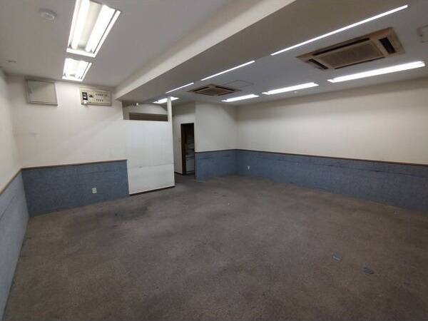 ハピネス植田店舗の玄関