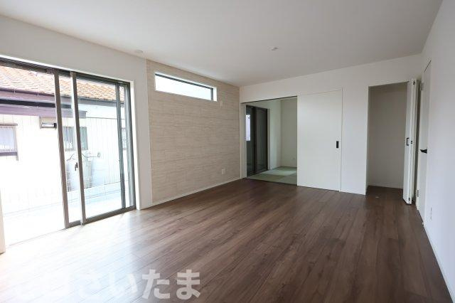 《仲介手数料無料》蓮田市西新宿４丁目17(全1戸)新築一戸建てグラファーレの居間・リビング
