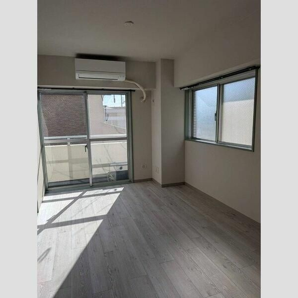 ホワイトシャトレーの居間・リビング