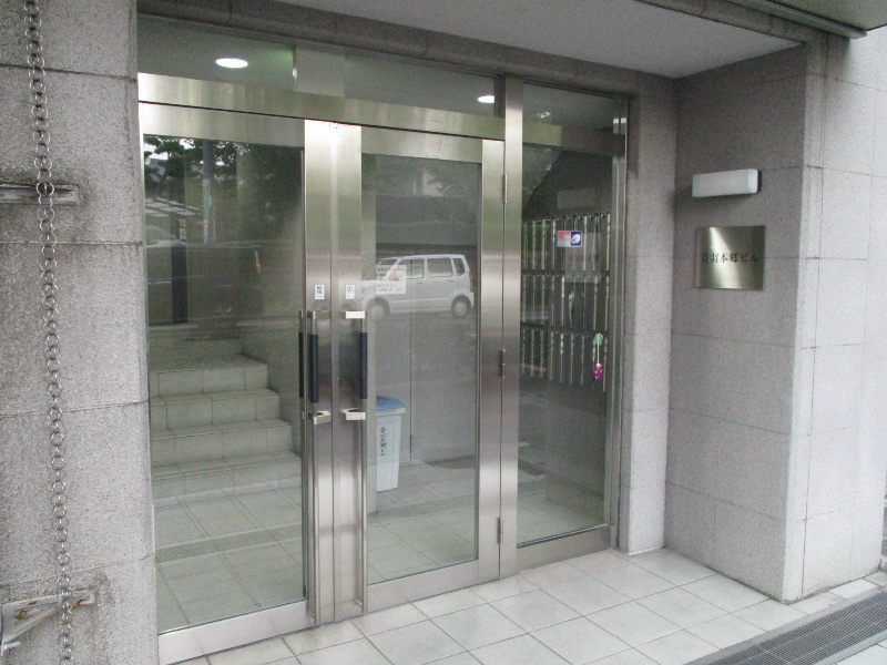 音羽本郷ビルのエントランス