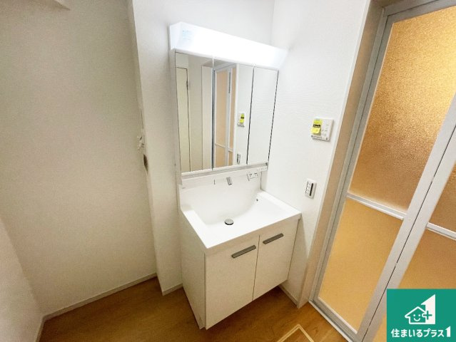 城陽市枇杷庄島ノ宮　第2期　新築一戸建ての独立洗面台|清潔感のある洗面台です。フラットな鏡は掃除がしやすく毎日清潔！鏡裏には収納があるのでスッキリとした洗面台が保てます。