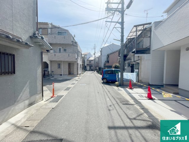 城陽市枇杷庄島ノ宮　第2期　新築一戸建ての前面道路含む現地写真|周辺は閑静な住宅街！前面道路広々で車の出し入れも便利です。駐車が苦手な方でも安心して車庫入れできます！