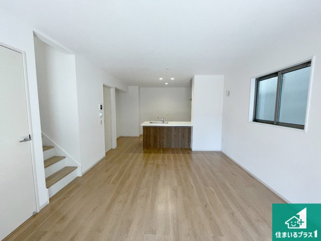 城陽市枇杷庄島ノ宮　第2期　新築一戸建ての居間・リビング|日当たり良好の明るいリビングで朝の目覚めもスッキリできそう！対面キッチンでご家族のコミュニケーションも自然と増える設計！小さなお子様が遊ぶスペースを作っても広々とくつろげるLDK！