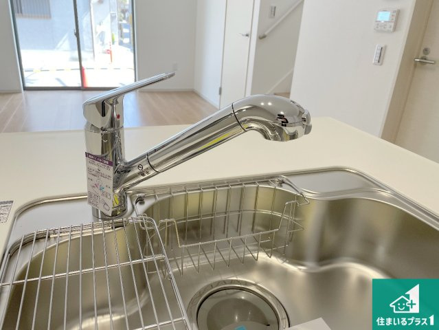 城陽市枇杷庄島ノ宮　第2期　新築一戸建ての設備|浄水器を内蔵！炊飯時、お茶を作る時に安心してお水を使えます！お湯と冷水、浄水と原水、シャワーの切替えもワンタッチです！