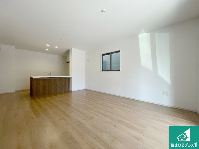 城陽市枇杷庄島ノ宮　第2期　新築一戸建ての居間・リビング|日当たり良好の明るいリビングで朝の目覚めもスッキリできそう！対面キッチンでご家族のコミュニケーションも自然と増える設計！小さなお子様が遊ぶスペースを作っても広々とくつろげるLDK！