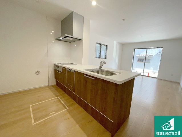 城陽市枇杷庄島ノ宮　第2期　新築一戸建てのキッチン|リビングと統一感があり、使い勝手のいいキッチン。広々としているので、二人並んで作業が出来ちゃいます。お子様と一緒に色々なお料理に挑戦できるスペースがあります。