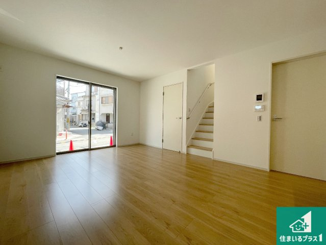 城陽市枇杷庄島ノ宮　第2期　新築一戸建ての居間・リビング|明るいリビングで朝の目覚めもスッキリできそう！対面キッチンでご家族のコミュニケーションも自然と増える設計！小さなお子様が遊ぶスペースを作っても広々とくつろげるLDK！