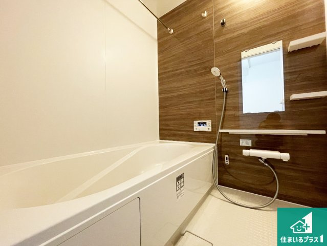 城陽市枇杷庄島ノ宮　第2期　新築一戸建ての浴室|足をゆったり伸ばして寛げる浴槽です。窓が設けられていますので差し込む光が明るく穏やかな雰囲気にしてくれます♪浴室乾燥機も設置しているので、雨の日の洗濯物も安心です♪