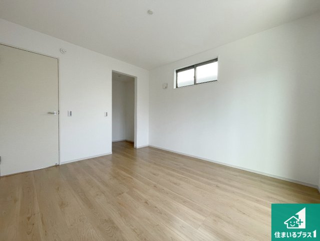 城陽市枇杷庄島ノ宮　第2期　新築一戸建ての洋室|シンプルな洋室は、自分好みのインテリアが楽しめます♪ご家族とインテリアや家具を選びに行くのは新築購入時の醍醐味の一つです。ぜひお楽しみください♪