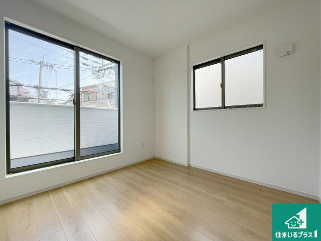 城陽市枇杷庄島ノ宮　第2期　新築一戸建ての洋室|シンプルな洋室は、自分好みのインテリアが楽しめます♪ご家族とインテリアや家具を選びに行くのは新築購入時の醍醐味の一つです。ぜひお楽しみください♪