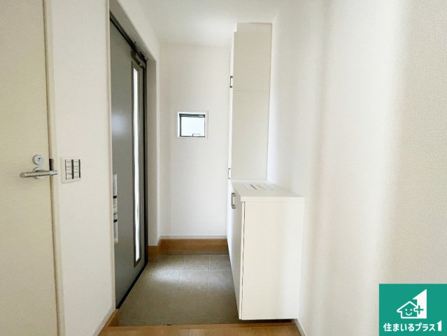 城陽市枇杷庄島ノ宮　第2期　新築一戸建ての玄関|シューズボックスにはたくさんの靴が収納できるので玄関周りはいつもスッキリ！ご家族が増えても安心！