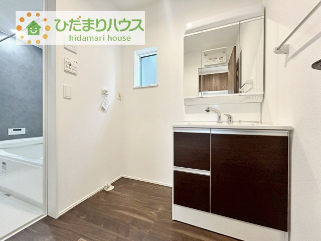 【独立洗面台】 | 取手市井野第１期　新築戸建　3号棟 | 三面鏡の大きな鏡は憧れます(^^♪
鏡の後ろは収納となっていて、細かいものでも収納できるのでスッキリと整理できます！