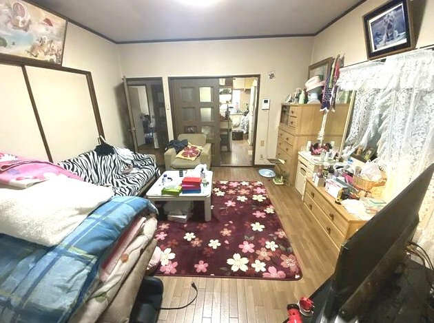 茂原市粟生野　中古戸建の居間・リビング|平成5年6月築  ウッドデッキ付  5DK   自然豊かな閑静な立地