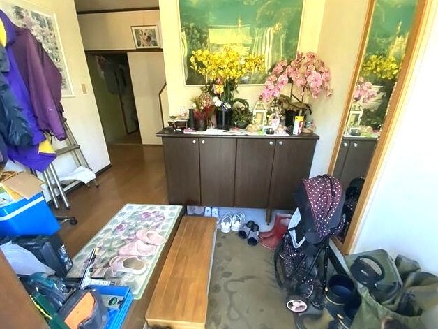茂原市粟生野　中古戸建の玄関|平成5年6月築  ウッドデッキ付  5DK   自然豊かな閑静な立地