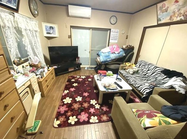 茂原市粟生野　中古戸建の居間・リビング|平成5年6月築  ウッドデッキ付  5DK   自然豊かな閑静な立地
