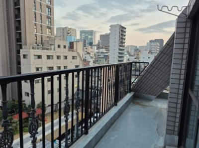 【バルコニー】 | 五宝堂ビル | 外からの目が気にならないバルコニーで洗濯物が干せます