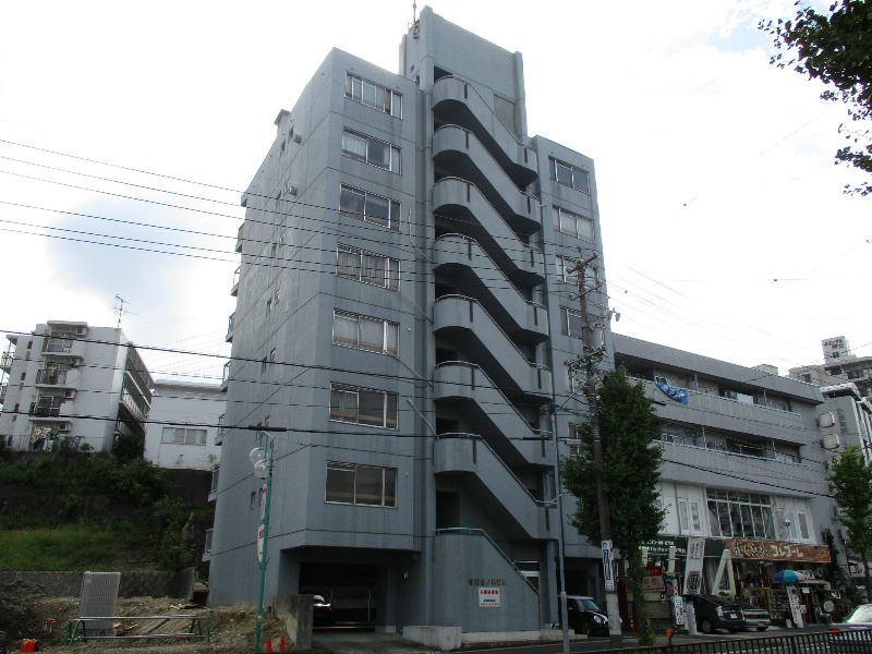 音羽山の神ビルの外観