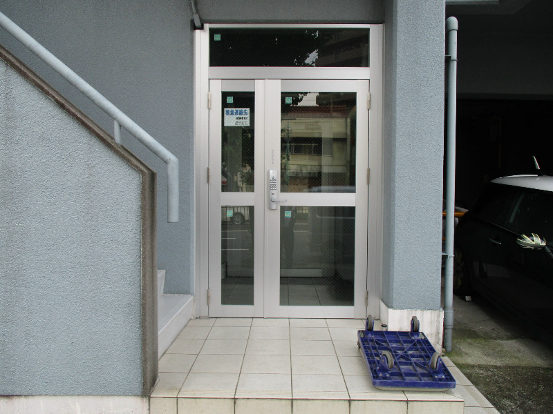 音羽山の神ビルのエントランス