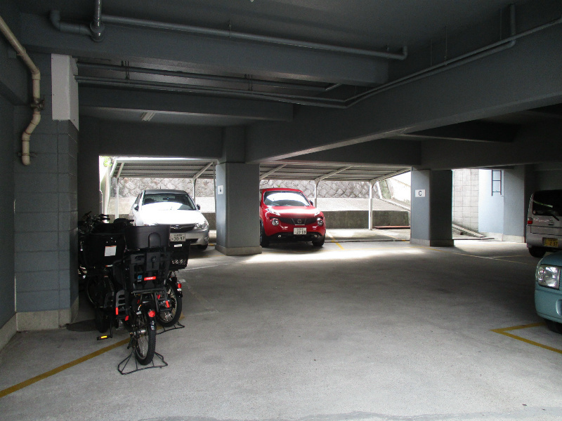 音羽山の神ビルの駐車場