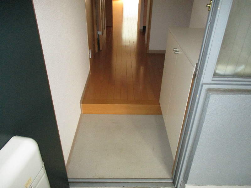 音羽山の神ビルの玄関