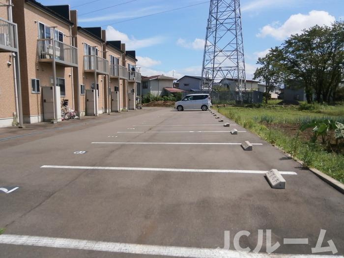 ラグナハウス B棟の駐車場