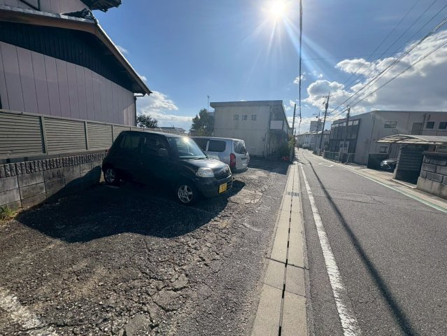 深津荘の駐車場