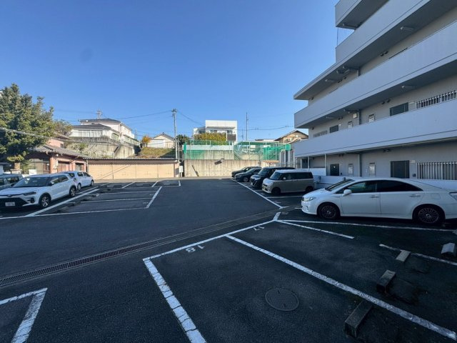 サンヒルズ松和花壇の駐車場
