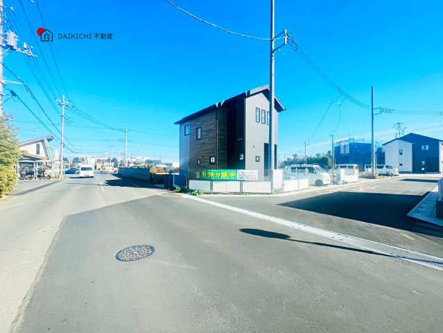 【前面道路含む現地写真】 | ワイウッドコート北本市中丸第6期　新築戸建　全9棟　1号棟
