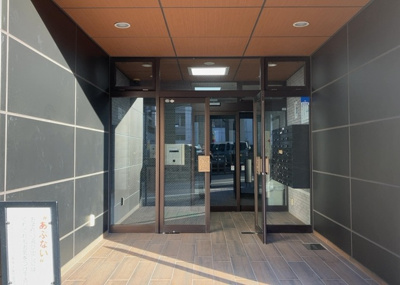 【エントランス】 | ライオンズマンション本厚木第三 | マンションのエントランスには、もともと風よけや防犯の役割がありますが、マンションによって宅配ボックスなどの設備が備わっている所もあります。日々の生活をイメージしながら生活しやすさをチェックしましょう。