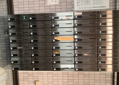 【設備】 | ライオンズマンション本厚木第三 | エントランス付近に設置されている集合ポストは、住んでいる部屋と離れているため、ポストをあさるなど誰かに何かされていても被害に気づきにくいです。入居する時には他人に特定されにくい番号で鍵をかけましょう！