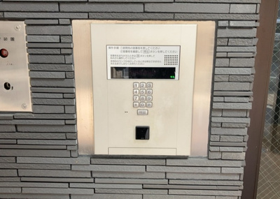 【防犯設備】 | ライオンズマンション本厚木第三 | 当然のことではありますが、オートロックやセンサーライト、ホームセキュリティーなどの防犯設備があれば、小さいお子様がいるご家庭も安心ですよね！まず物件購入の際は、防犯設備もチェックするようにしましょう。