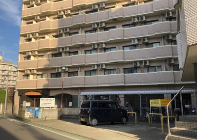 【外観】 | ライオンズマンション本厚木第三 | 隣家の土地はどうなっているのか、生活利便施設が近くにあるのか、学校まで近いかなど、お客様のライフスタイルにあわせたイメージが重要です。また、近くにあると困る施設が近くにないかも確認するといいでしょう。