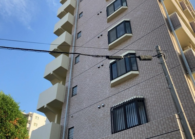 【外観】 | ライオンズマンション本厚木第三 | ＲＣ造、Reinforced Concreteは直訳すると補強されたコンクリートです。主に柱や梁・床・壁が鉄筋とコンクリートで構成おり、鉄筋を組んだ型枠にコンクリートを流し込んで固めたものを指します。