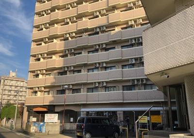 【外観】 | ライオンズマンション本厚木第三 | 外観はマンション管理がされているかの目安になります。築年数が古いと、壁面は劣化してひび割れが生じることも！建物が古びていても細かいところが修繕されていると、きちんと管理されているなぁと感じるでしょう。