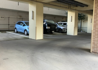 【駐車場】 | ライオンズマンション本厚木第三 | 駐車場と明記されていても、最小スペースでつくられた駐車場だと大型車は駐車できなかったり、出入りしにくくなったりする可能性があります。お車のサイズと購入したい物件の駐車場のサイズを現地で確認しましょう。