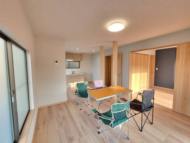 宇都宮市石井町 中古戸建の居間・リビング|ご家族みんながゆったりくつろげる広々リビング。ゆとりある空間が、日常を心地よいひとときに変えてくれます。
※2025年12月撮影