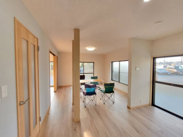 宇都宮市石井町 中古戸建の居間・リビング|ダイニングスペースとリビングをひとつづきにする事で開放感と明るさがプラスされました！
※2025年12月撮影