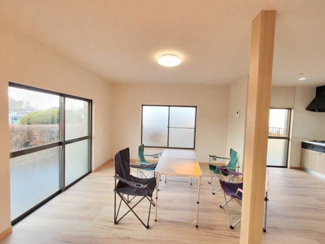 宇都宮市石井町 中古戸建の居間・リビング|テレビやソファーをゆとりをもって置けます。
ナチュラルウッドのフローリングが目にも優しく落ち着きます。
※2025年12月撮影