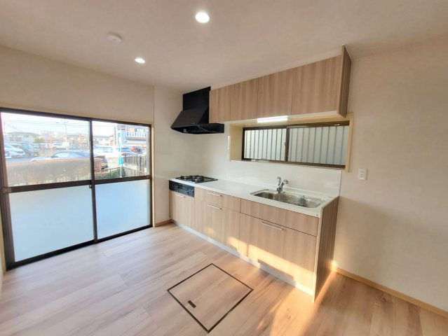 宇都宮市石井町 中古戸建のキッチン|収納力たっぷりのシステムキッチン。増えがちな調理器具やカトラリー、かさ張るタッパーやお弁当箱など、なんでも収納可能です！
※2025年12月撮影