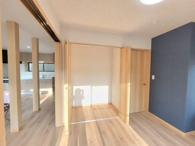 宇都宮市石井町 中古戸建の洋室|仕切りを開放すればLDKと合わせて広々スペースに早変わり！
落ち着いた色味のアクセントクロスが個性的です。
※2025年12月撮影