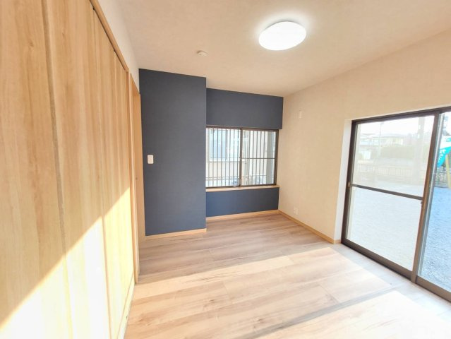 宇都宮市石井町 中古戸建の洋室|とっても日当たりのよい1階5帖洋室。
廊下とリビングどちらからも入れる2WAY動線ですので、来客用のお部屋としても、お仕事用のお部屋としても便利に使えます！
※2025年12月撮影