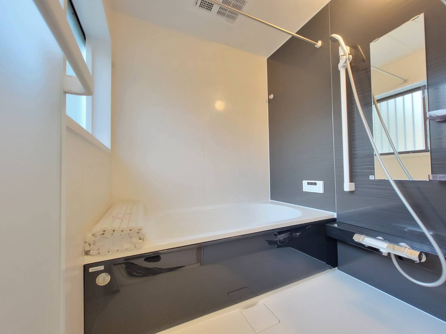 宇都宮市石井町 中古戸建の浴室|ゆったり広々とした浴室。浴室乾燥機付きで雨の日も洗濯物が気持ちよく乾きます。
※2025年12月撮影