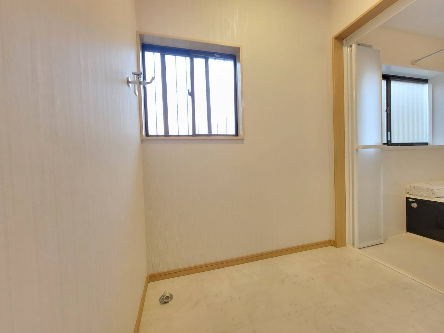 宇都宮市石井町 中古戸建の脱衣所|ゆとりのある洗濯機スペース。
ドラム式も縦型もゆったりと設置できます！
※2025年12月撮影