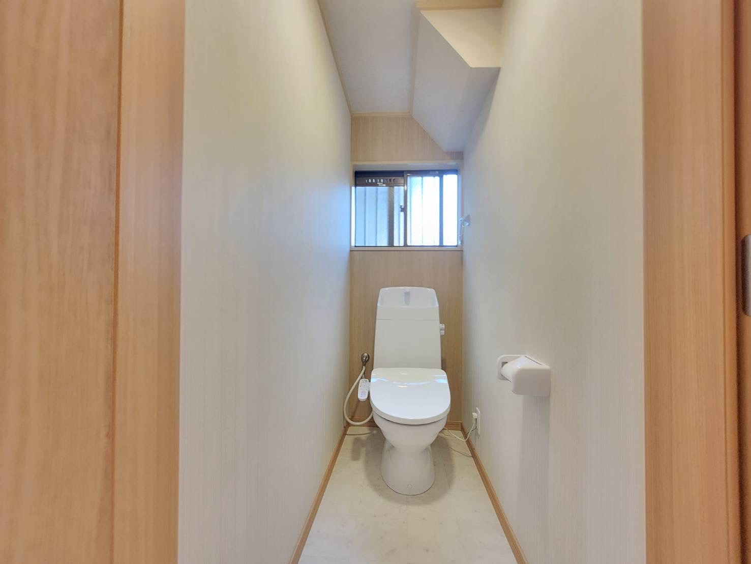 宇都宮市石井町 中古戸建のトイレ|温度調整や洗浄強さも細かく設定でき、いつでも快適！
二オイ対策や節電モードなど多機能で、暮らしの満足度を高める設備です☆
※2025年12月撮影