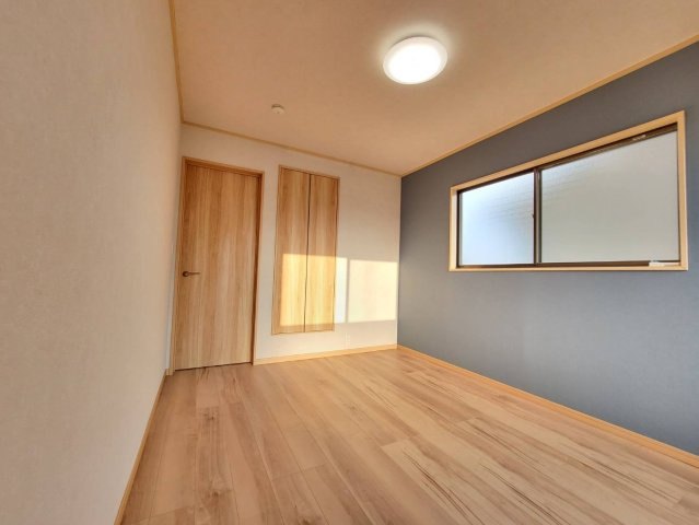 宇都宮市石井町 中古戸建の洋室|〇2階6帖洋室〇
全居室2面採光でとっても明るいです♪
※2025年12月撮影