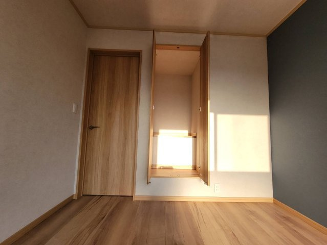 宇都宮市石井町 中古戸建の収納|〇2階6帖洋室〇
収納もございますので、お部屋をスッキリと広く使う皇都が可能です！
※2025年12月撮影